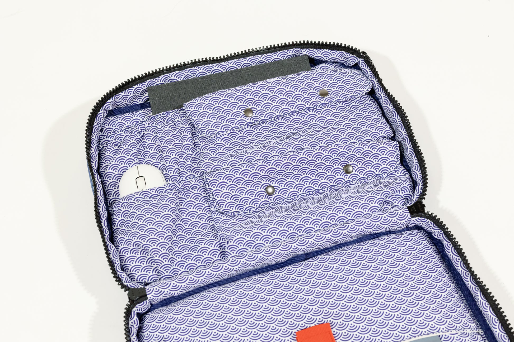 Build in organizer. 2 slip pockets, 2 cargo pockets with snap button flaps, and a full width compartment for documents. 