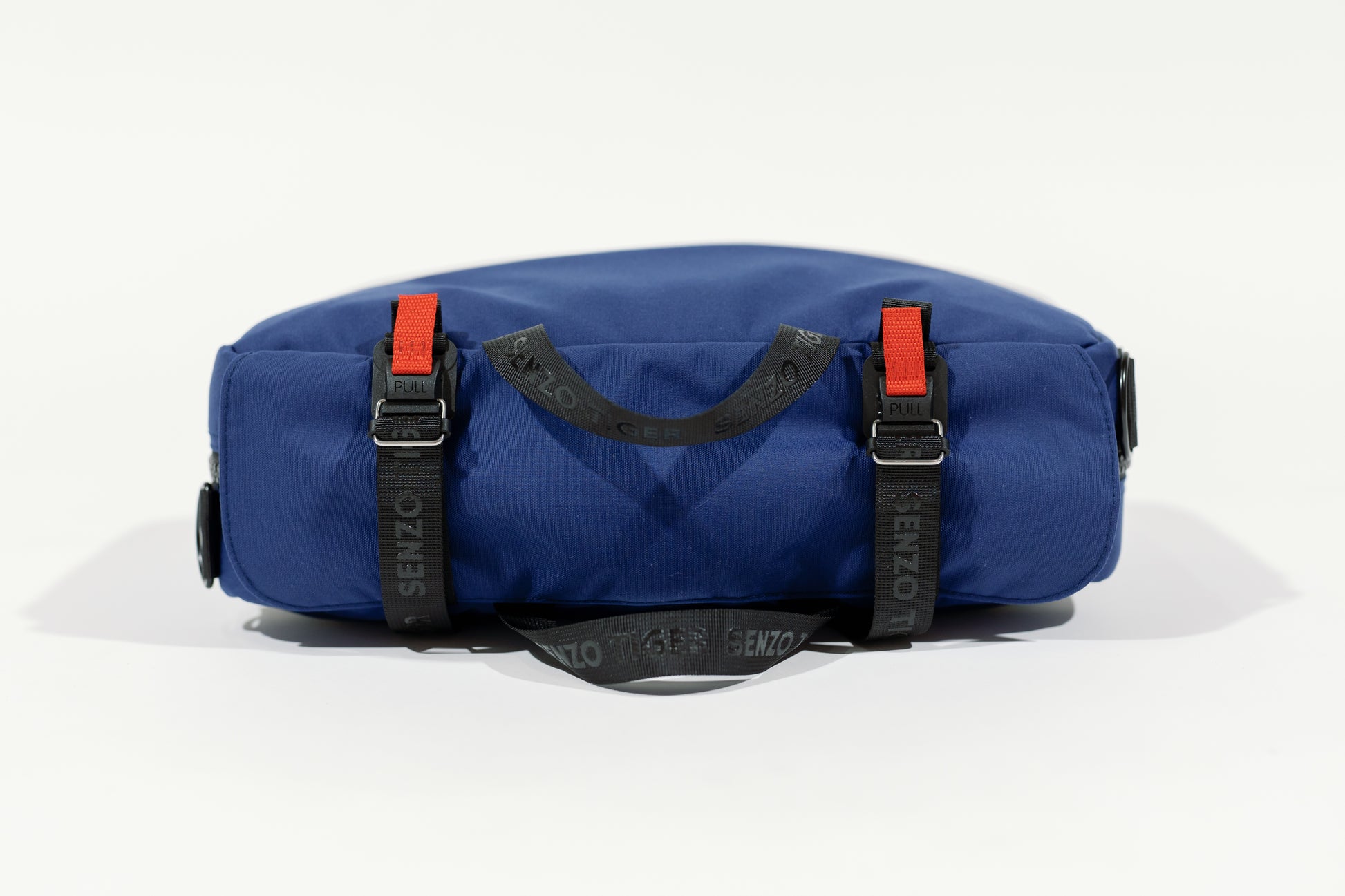 Top view of the blue bag. You can see the Fidlock buckles and branded Senzo TIger straps. 